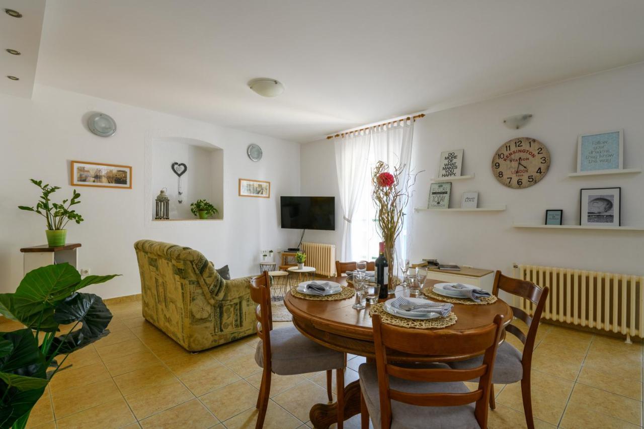Apartman Aleksandra Pula Exterior photo